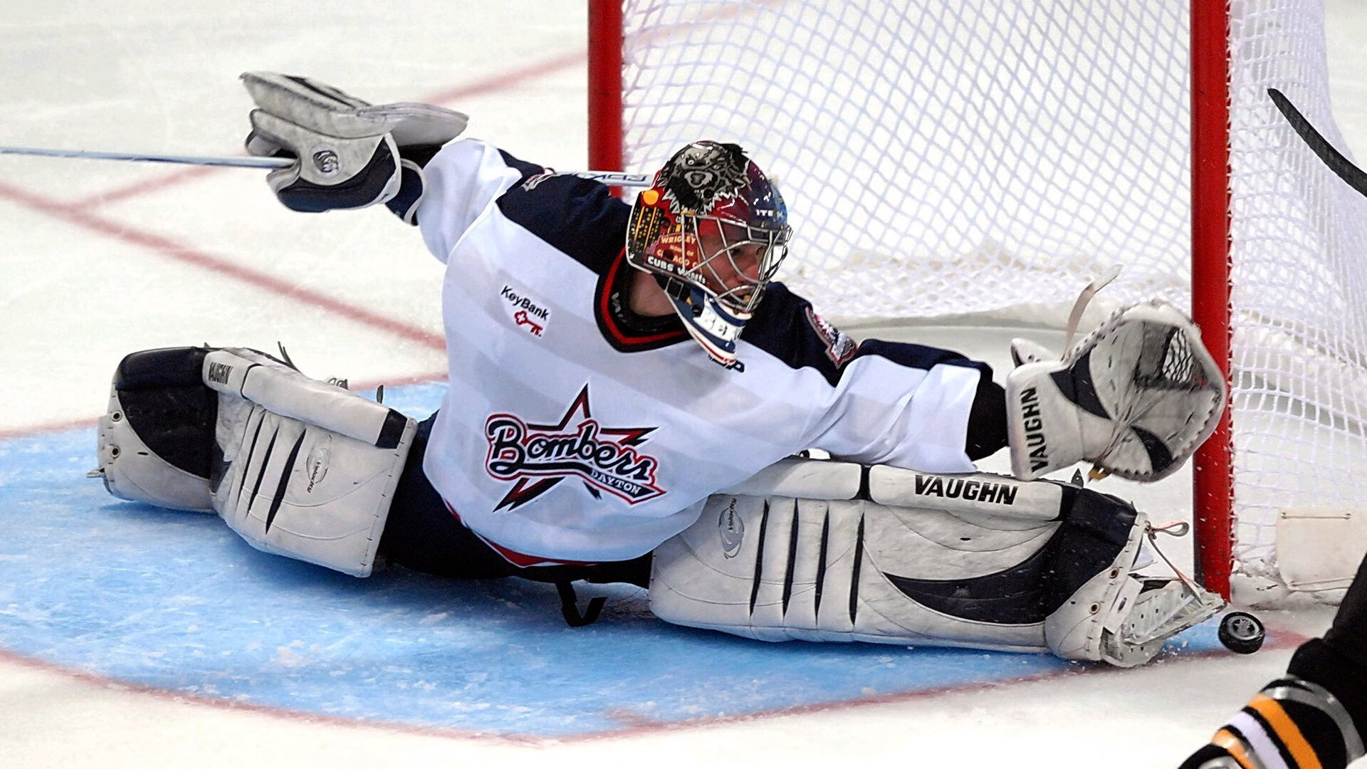 在与雷霆的比赛中,库里多次“空中飞人”般投中远距离三分,成众人焦点!